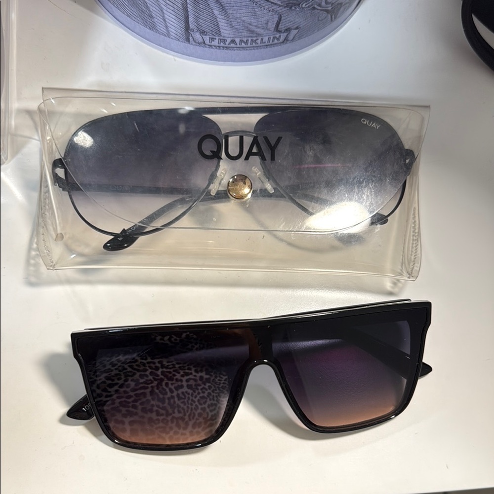 Bundle of 2 sunglasses